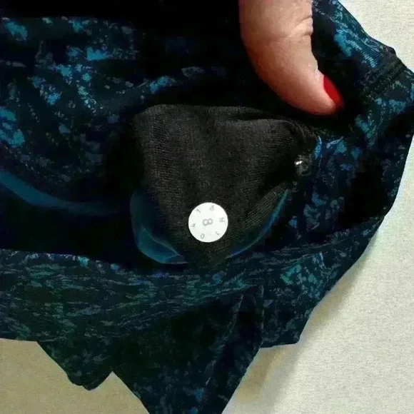 Lululemon Wunder Under Crop (Hi-Rise) (21")
Iced Wave Capri Black/Blue, Size 8 - Picture 7 of 7